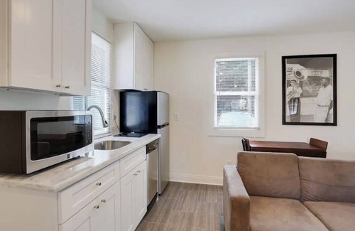Treme Apartment | Cute Studio 10min to French Quarter, free gated parking.