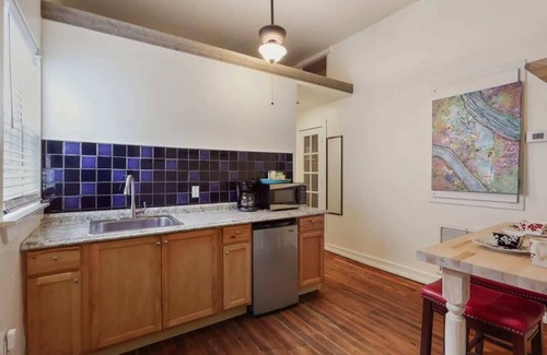 Mid-City House | Cute Studio | Central | 4 Blocks to Streetcar