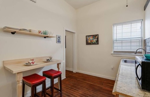 Mid-City House | Cute Studio | Central | 4 Blocks to Streetcar