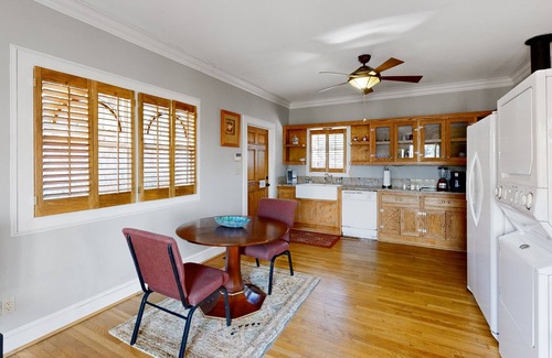 Westside House | Cute studio cottage with central AC and private W/D