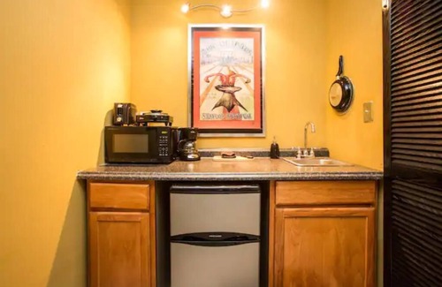 Fillmore Apartment | Cute Studio Guest House near City Park