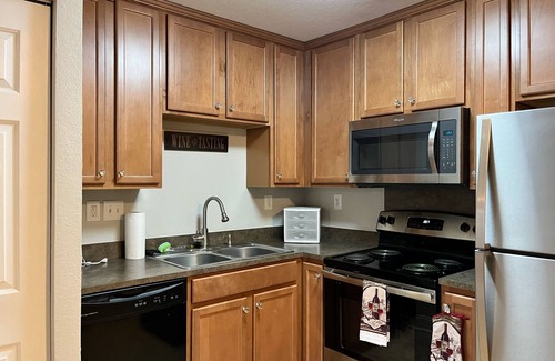 Villa Heights House | Cute Townhome 9 min to Uptown, Queen & Full Beds+YoutubeTV+Redzn