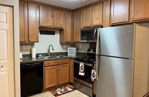 Villa Heights House | Cute Townhome 9 min to Uptown, Queen & Full Beds+YoutubeTV+Redzn