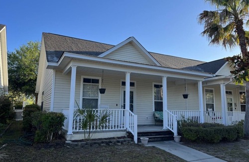 Old Town Bluffton House | Cute Townhome close to Old-Town Bluffton and Hilton Head Beaches.