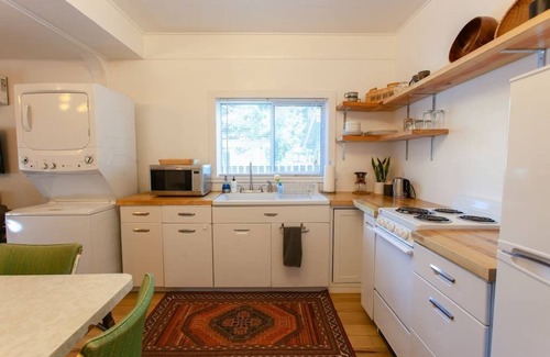 Medford Apartment | Cute vintage style boho apartment near downtown Medford. Convenient to medical and I-5 freeway.