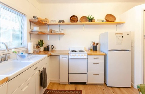 Medford Apartment | Cute vintage style boho apartment near downtown Medford. Convenient to medical and I-5 freeway.