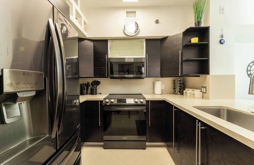 Aventura Apartment | Cute Yacht Club Apt 5 Min Drive 2 Beach W/Pool!