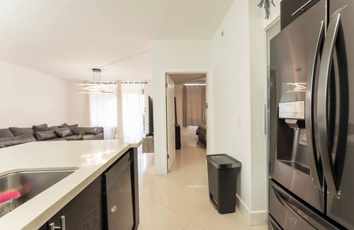 Aventura Apartment | Cute Yacht Club Apt 5 Min Drive 2 Beach W/Pool!