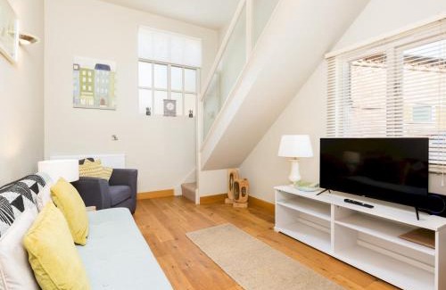 Shottery House | CV37 9HF The Tack Room Shottery · Charming 1Bed in Shottery with secure Parking Pass The Keys