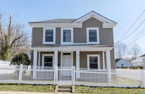 Charlottesville House | Cville Cottage Large groups, Cozy home, Min to UVAn