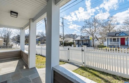 Charlottesville House | Cville Cottage Large groups, Cozy home, Min to UVAn