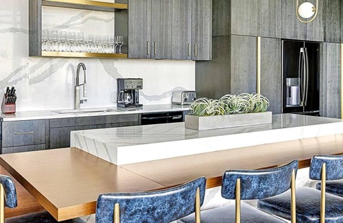Downtown Atlanta Condo | CW Atlanta - HUGE 2BR PRES. - Rooftop Pool & Bar - Walk to MB Stadium, SF Arena