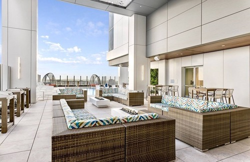 Downtown Atlanta Condo | CW Atlanta - HUGE 2BR PRES. - Rooftop Pool & Bar - Walk to MB Stadium, SF Arena