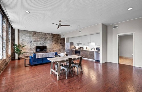 Downtown Louisville Apartment | CW Downtown 1 BR King Heart of Whiskey Row 301
