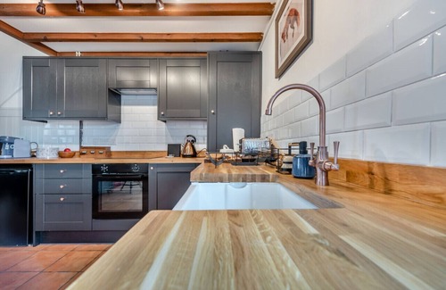Lampeter House | Cwtch Bee - One Bedroom House, Sleeps 2