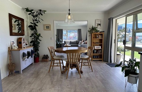 Lowburn House | Cycle trails right on door step, 5 minute walk to shopping center, cafe/Bars.