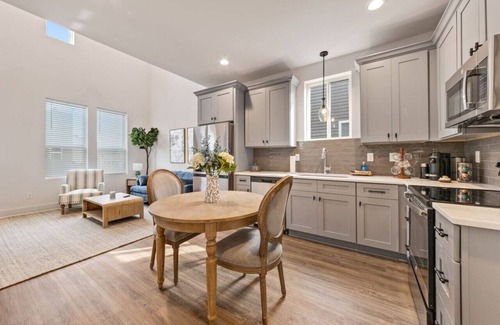 Lafayette House | Cypress House/Cajun luxury/KING bed/Near Airport