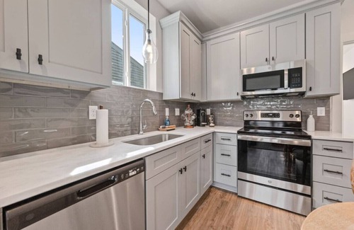 Lafayette House | Cypress House/Cajun luxury/KING bed/Near Airport