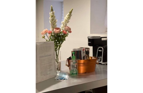 East New York Apartment | DÉRIVE STAYS- BROOKLYN NOOK w/RETRO OUTDOOR PATIO