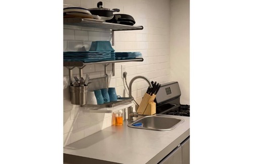 East New York Apartment | DÉRIVE STAYS- BROOKLYN NOOK w/RETRO OUTDOOR PATIO