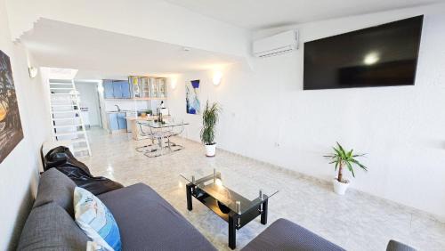 Urbanizacion Puerto de Estepona Apartment | Dúplex con vistas al mar,cerca de playa y puerto