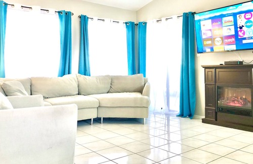 Williamsburg House | D LAKE HOUSE with PRIVATE POOL. Clean and Sanitized