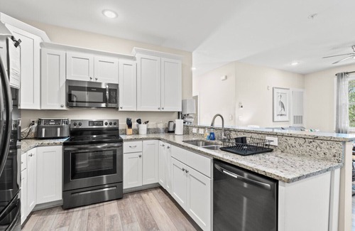 Myrtle Beach Apartment | D · Modern 4BR Central Near Beach & Pier King Beds #D