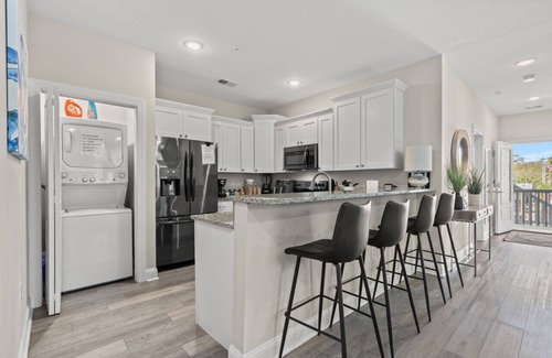 Myrtle Beach Apartment | D · Modern 4BR Central Near Beach & Pier King Beds #D
