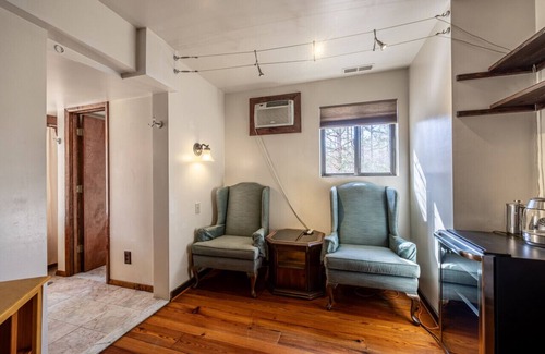 Stanardsville Condo | D · Royal Suite at White Lotus Eco Spa Retreat