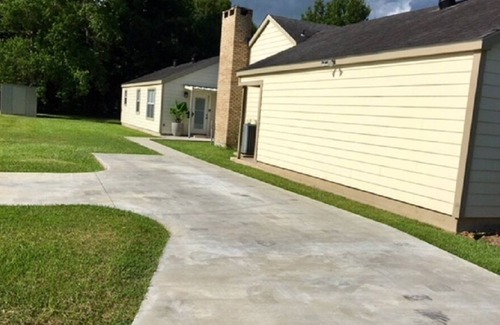 Prien House | D's Cottage South Lake Charles Comfortable and Private