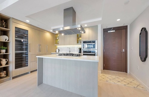 Southeast False Creek Apartment | D59 - Amazing 2 bedroom at Avenue One