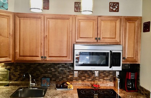 Historic Kailua Village Apartment | Da KONA WEST 305 - listen to the ocean waves crashing ! 30 + days stays