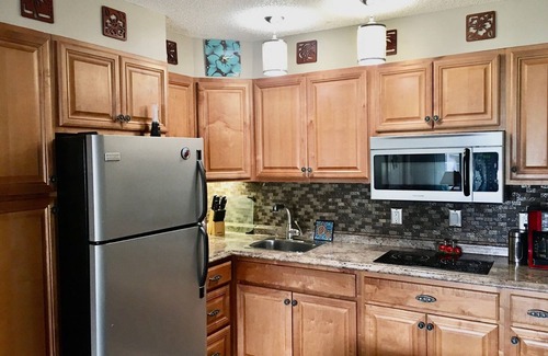 Historic Kailua Village Apartment | Da KONA WEST 305 - listen to the ocean waves crashing ! 30 + days stays