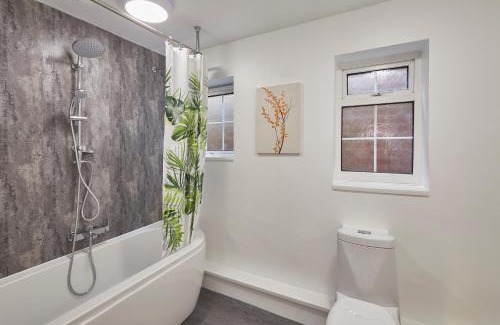 Darlington House | Dacama at Dene Grove- with Patio and 2 Free Parking
