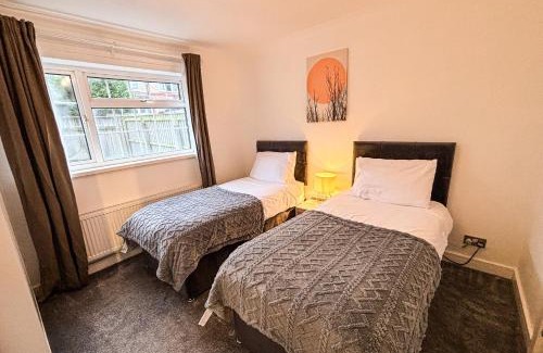 Darlington House | Dacama at Dene Grove- with Patio and 2 Free Parking