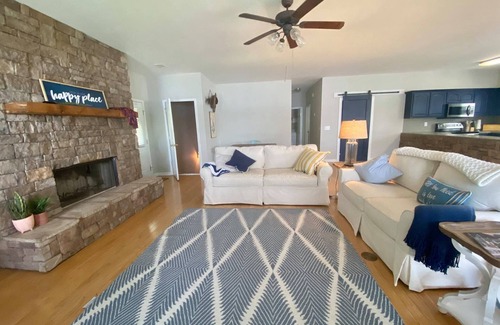 Dadeville House | Dadeville LAKEFRONT Family Retreat w/219ft of shoreline & private boat launch!