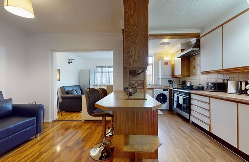 Heath House | Dagenham - 4 Beds - Sleeps 8 - WiFi