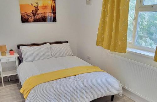 River House | Dagenham - House - Sleeps 4 - Garden - City Centre