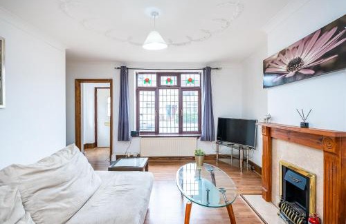 Parsloes House | Dagenham Self Catering 4BedHouse sleeps up to 8 with Free Wifi and Free Parking