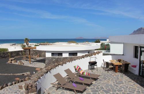 Urbanizacion Famara Villa | Daidas Beach House - with hot whirlpool in Famara