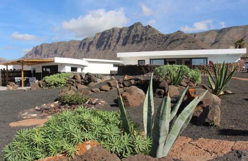 Urbanizacion Famara Villa | Daidas Beach House - with hot whirlpool in Famara