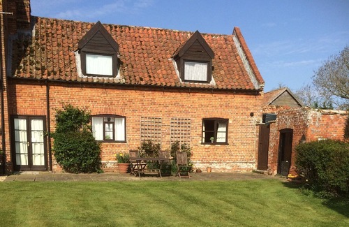 Thetford Cottage | Dairy Cottage, Norfolk - 17th Century Self-Contained Cottage, Beautiful Garden