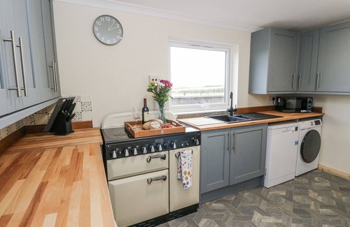Wigton Cottage | DAISY COTTAGE, pet friendly, with hot tub in Wigton