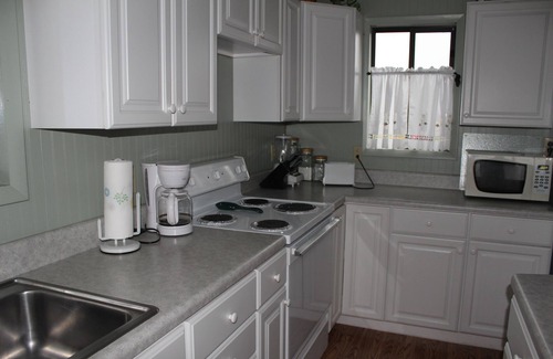 Byrdstown Cabin | Dale Hollow Lake- Gorgeous Lake View, Hot Tub, WiFi, Sleeps 7