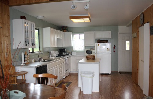 Byrdstown Cabin | Dale Hollow Lake- Gorgeous Lake View, Hot Tub, WiFi, Sleeps 7