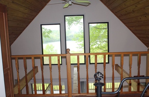 Byrdstown Cabin | Dale Hollow Lake- Gorgeous Lake View, Hot Tub, WiFi, Sleeps 7