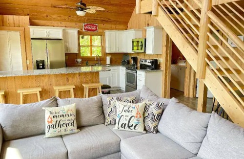 Byrdstown Cabin | Dale Hollow Lakeview Getaway Log Cabin 3 Bedroom 2.5 Baths Scenic View Game Room