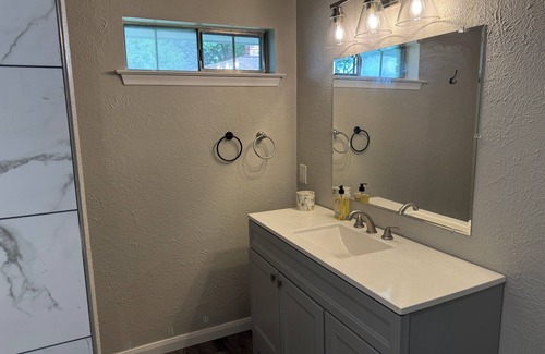 Oak Cliff House | Dallas 3BR, Fiber Internet + Big Yard, Sleeps 7-8