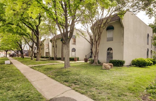 Knox - Henderson Apartment | Dallas Condo with Pool Access about 4 Mi to Downtown!
