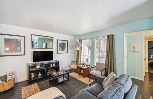 Knox - Henderson Apartment | Dallas Condo with Pool Access about 4 Mi to Downtown!